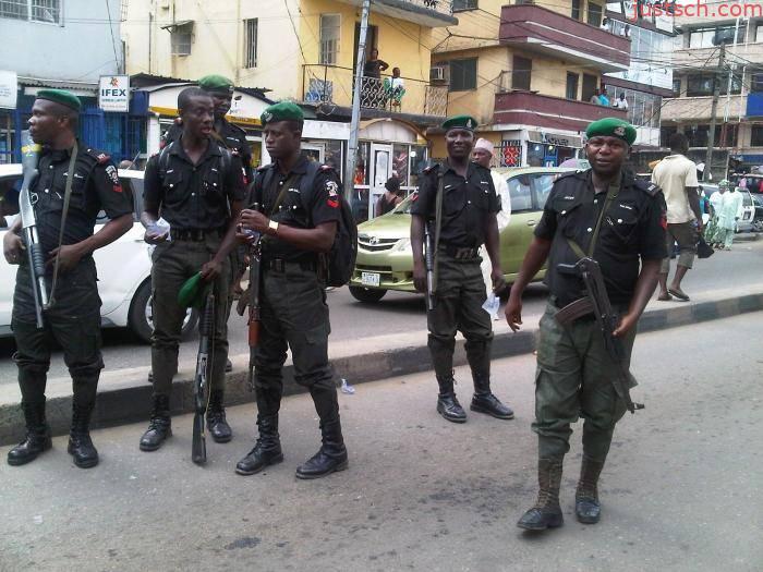 Five Policemen detained for Extorting fees from a Student